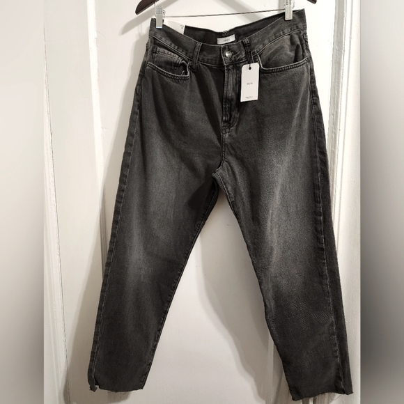 NWT Forever 21 Cropped Frayed Hem Denim Mom Jeans Dark Gray Women's Size 31 - Picture 1 of 3